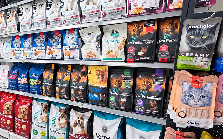 AtaPetra mağazasındaki kedi ve köpek maması reyonu